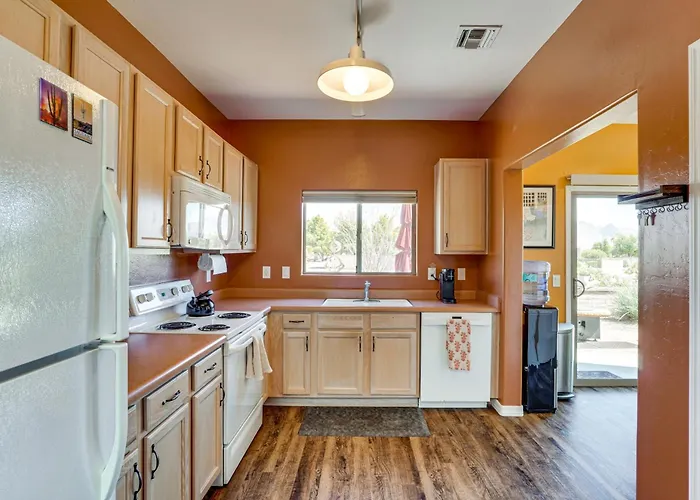 Hot Tub Access & Fire Pit: Valley Getaway! * Green Valley